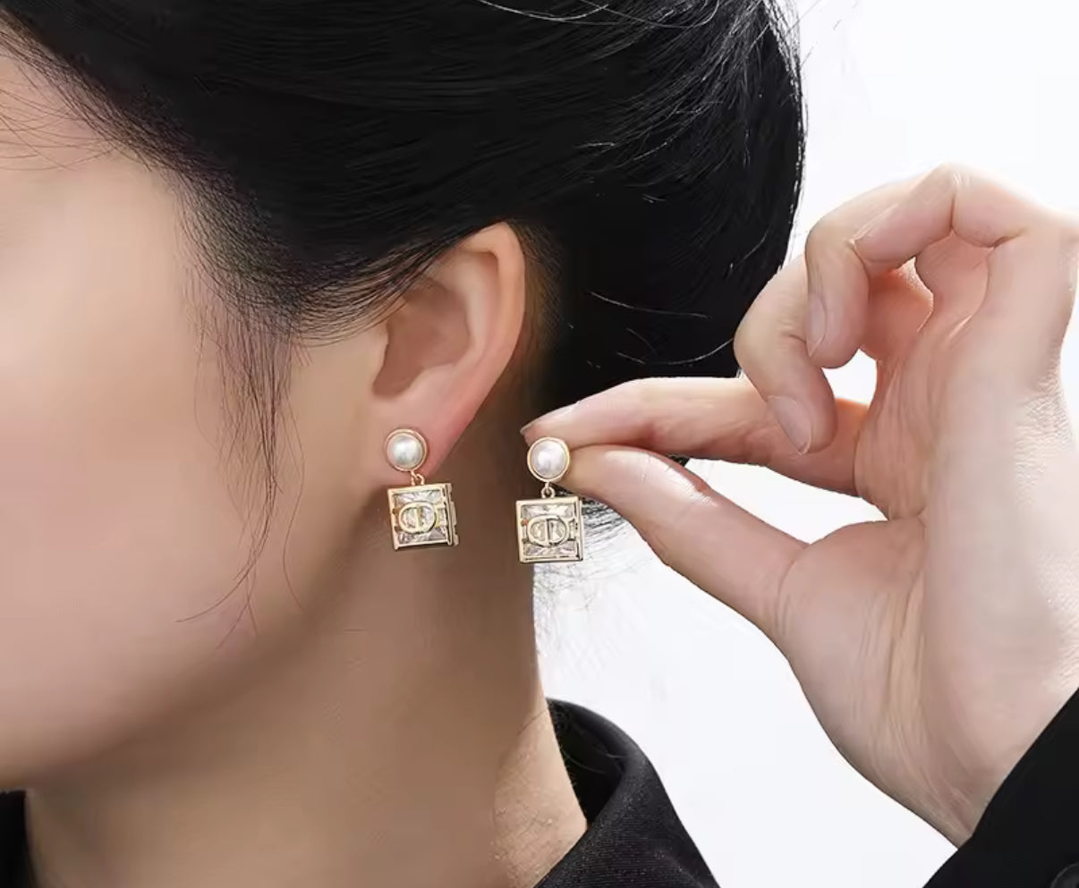 Dangling & pendant statement earrings