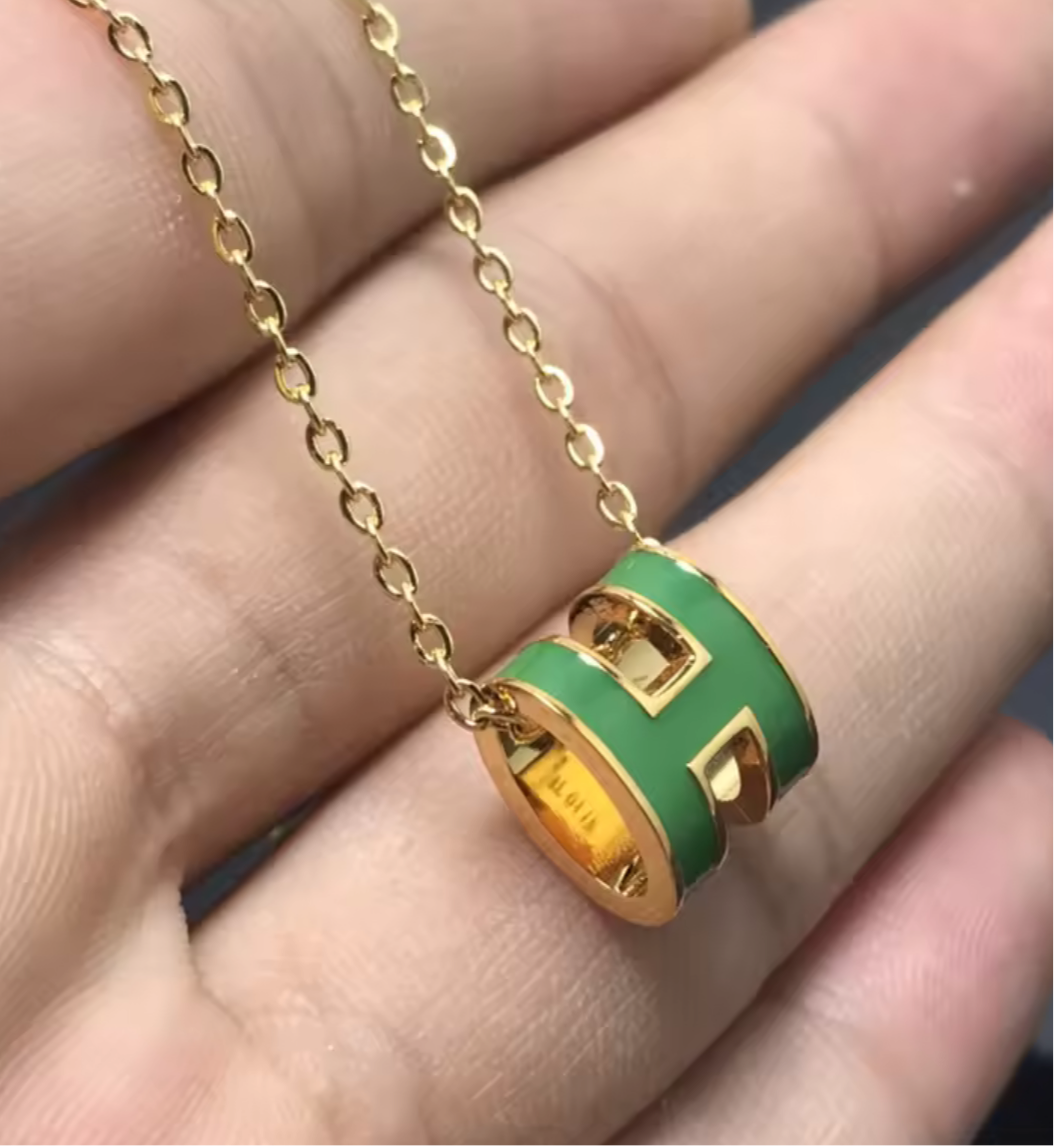 Bubble letter H pendant chain necklaces