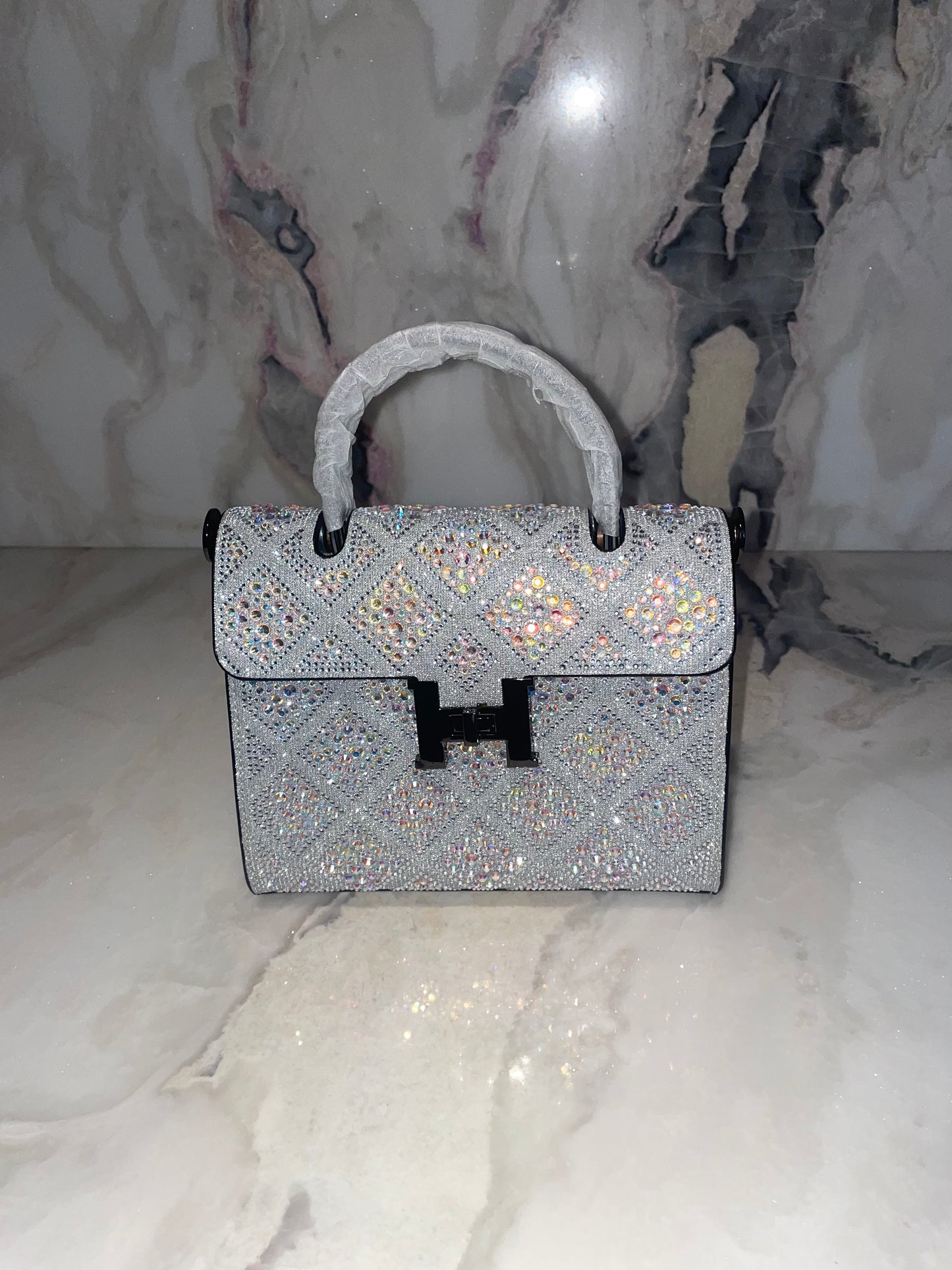 This bag is an absolute show stopper. The detailed pattern and bead wirk is amazing. It’s gorgeous.
She looks different depending on the lighting. These photos do not give it justice.