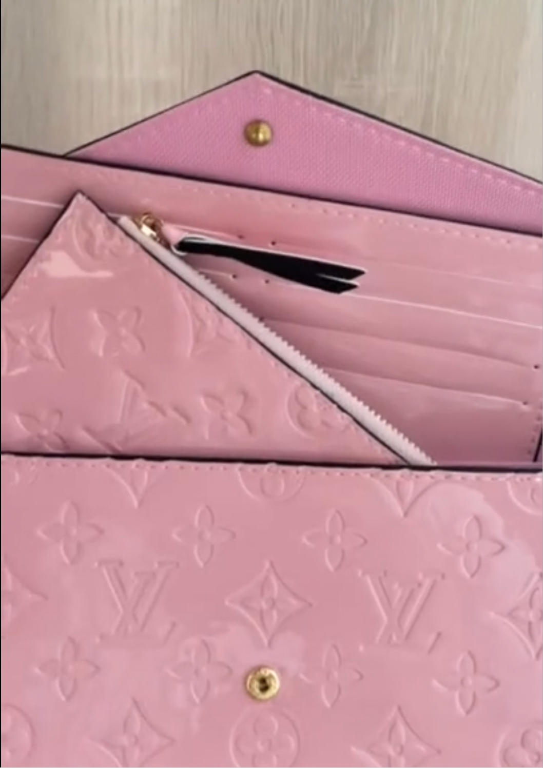 Small leather LV pouchette bag with chain and