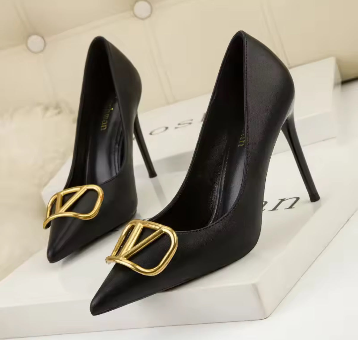 Leather, pointed toe, logo high heels