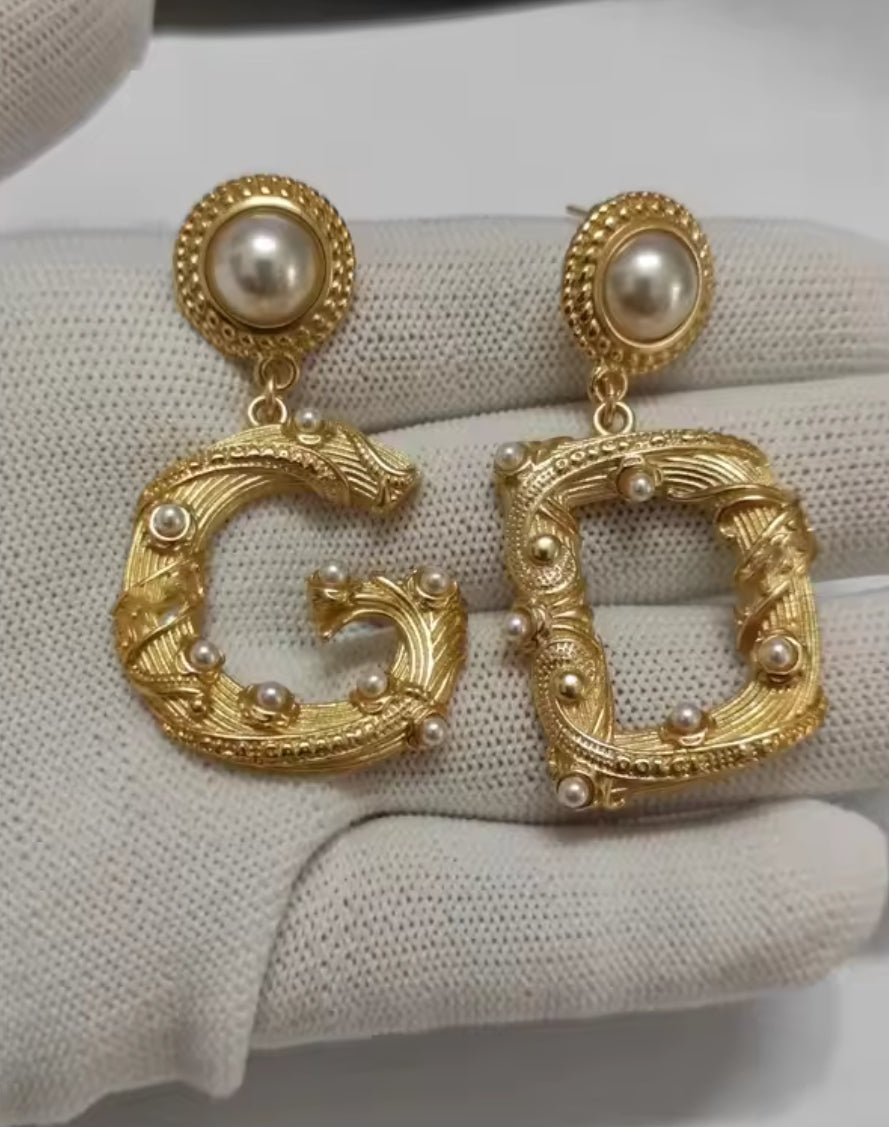 Assorted designer style earrings !!