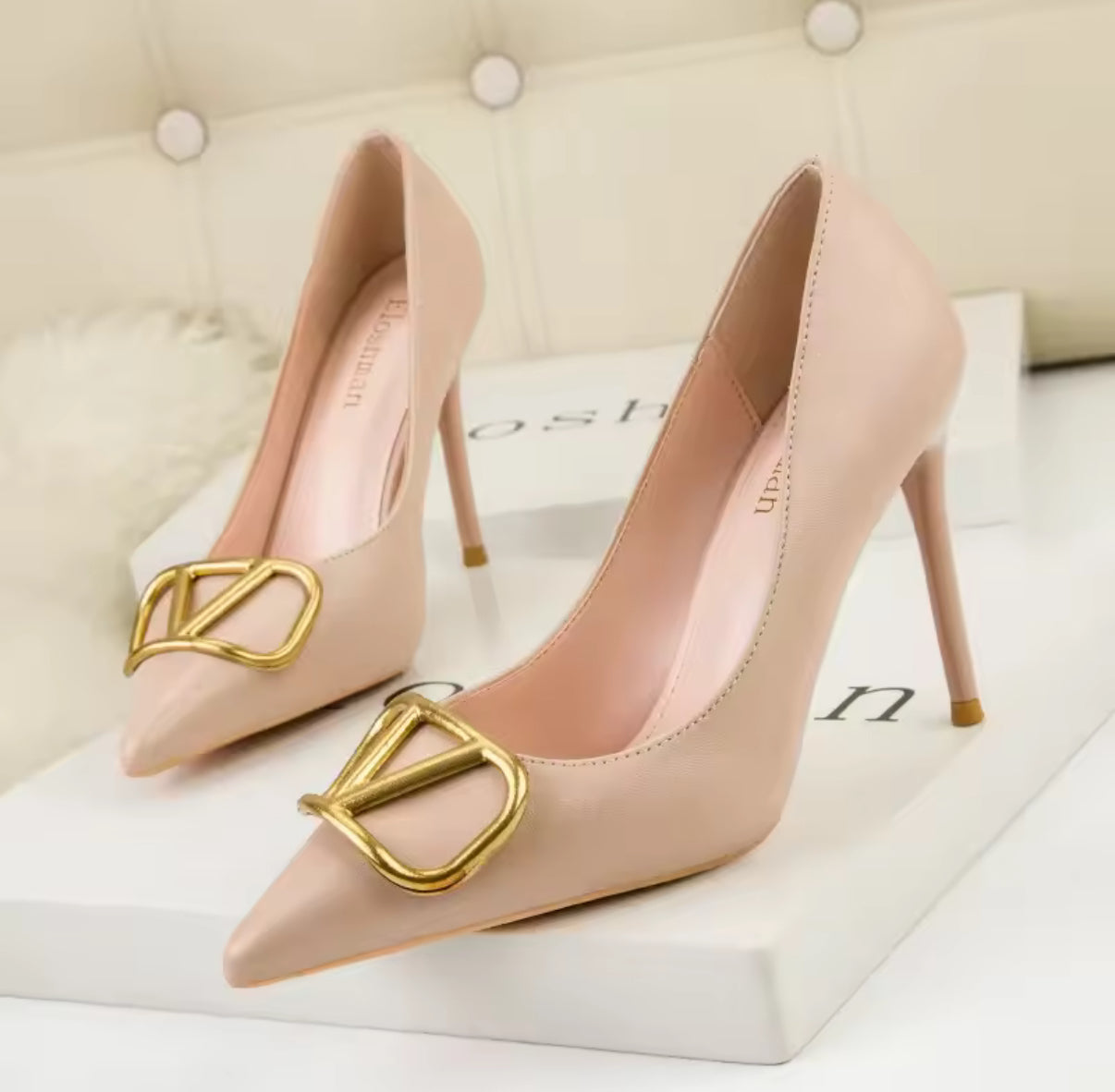 Leather, pointed toe, logo high heels