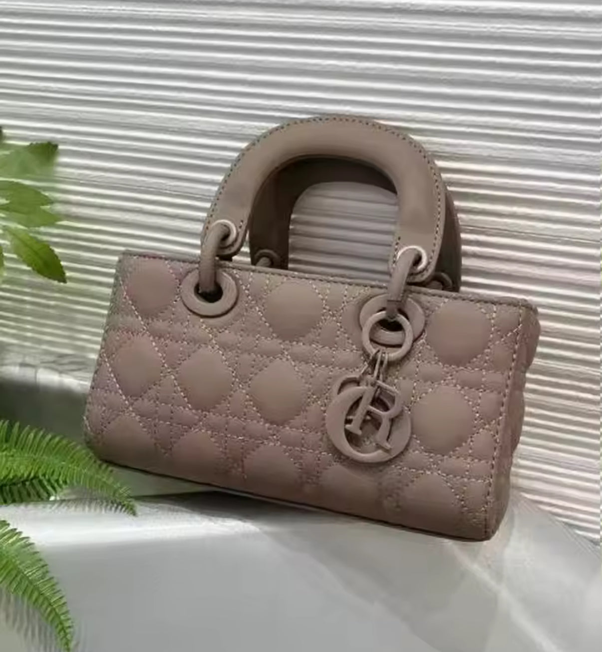 Structured rectangular tote handbags